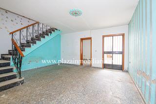Casa a La Calzada. Casa de 5 hab. zona la calzada por 90.000 euros.
