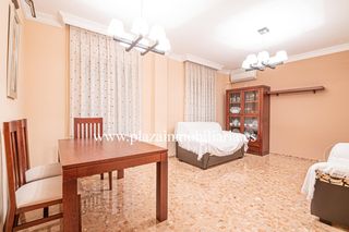 Flat in Las Tinajerías - Juderías. Piso de 3 hab. zona c. ancha por 90.000 euros.