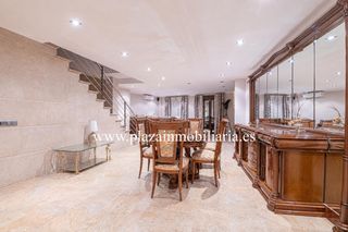 Casa a El Carmen - La Barrera. Casa de lujo con 7 hab. zona fuente tójar por 295.000 euros.