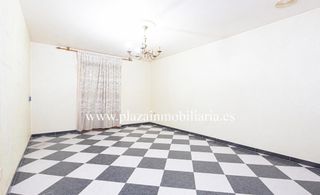 Flat in Las Tinajerías - Juderías. Piso de 3 hab. junto a c. ballesteros por 90.000 euros.