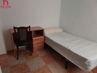 Rent Flat in Ciudad Jardín - Zoco. Solo estudiantes  piso  con ascensor  y terraza