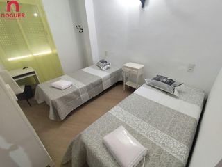 Location Appartement  Calle omeyas. Alquiler estudiantes! tres dormitorios, dos baños, ascensor    j