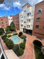 Appartement à Calle rafael de la hoz arderius 14. Piso con 4 dormitorios, 2 baños, 136m con plaza de garaje junto