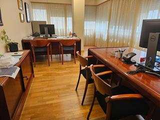 Oficina a Centro. Oficina de categoría amplia y luminosa ubicada en el centro de c