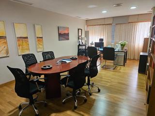 Office space in Centro. Oficina de categoría amplia y luminosa ubicada en el centro de c