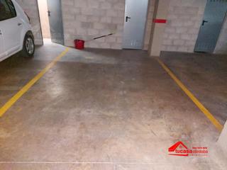 Parking coche en Santa Rosa - Valdeolleros. Cochera y trastero en venta en santa rosa
