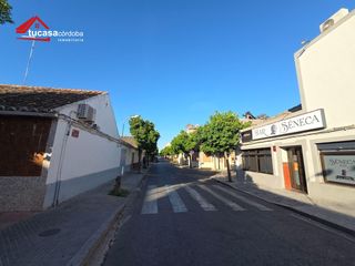 House in Campo de la Verdad - Miraflores. Casa en esquina para reformar en campo de la verdad bajo  108 m2