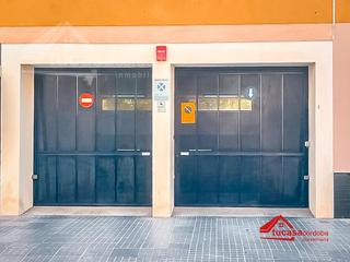 Parking coche en Santa Rosa - Valdeolleros. Plaza de parking en la zona del vial