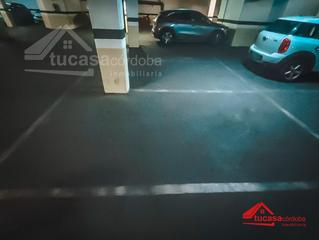 Parking coche en Santa Rosa - Valdeolleros. Parking en venta en el vial