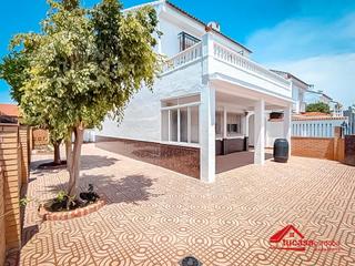 Bauernhof in Carlota (La). Encanto rural en la carlota! casa de 2 plantas con piscina comun