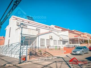 Casa a Santaella. Casa en la guijarrosa de dos plantas y terraza con plaza de park