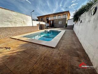 Casa a Alcolea. Chalet rústico no hipotecable con piscina en urbanización las qu