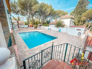 Xalet a Cerro Muriano. Casa con y piscina para vivir y otras construcciones para negoci