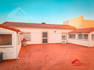 Maison à Alcolea. Casa hipotecable de dos plantas con terrazaazotea en alcolea