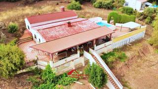 Chalet à Las Jaras. Chalet con encanto y gran parcela en trasierra  urbanización el