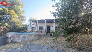 Masia a El Higuerón. Gran terreno urbano con casa y piscina en la barquera norte  dis