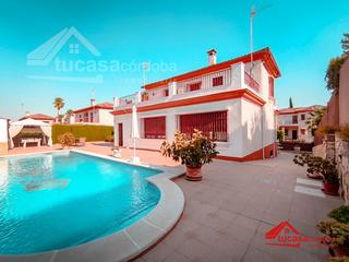Chalet à Alcolea. Vive a lo grande en encinares de alcolea chalet con piscina, sót