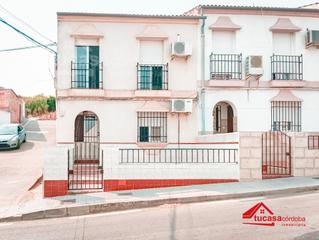 Casa a Guadalcázar. En exclusiva casa adosada en esquina para reformar en guadalcáza