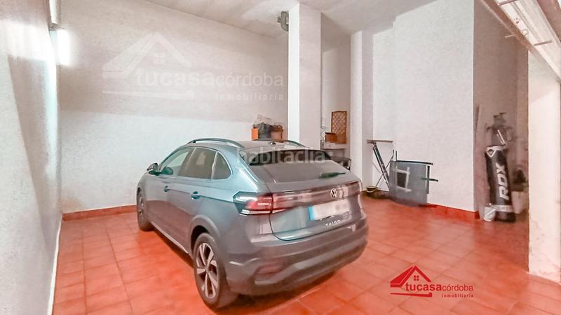 Foto d3f50097-a6de-4997-9f40-9ac1f362672c. Parking coche amplia cochera independiente en avda. barcelona aparcamiento y almacén en un solo espacio en Córdoba