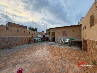 Casa en Villarrubia. Casa de dos plantas con cinco habitaciones y construcción auxili