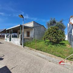 Casa en Cerro Muriano. Casa de 74 m2 para reformar con parcela, piscina y chimenea en c