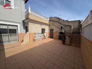 Haus in El Higuerón. Casa con patio y terraza en el higuerón  2 plantas, patio con ba