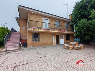 Country house in El Higuerón. Parcela con vivienda de dos plantas independientes en carretera