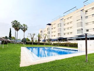 Flat  Calle isla hierro. Amplio piso de 4 dormitorios con piscina comunitaria, garaje y 2