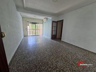 Appartamento in Huerta de la Reina - Trassierra. Amplitud, terraza y gran potencial en colonia de la paz una opor