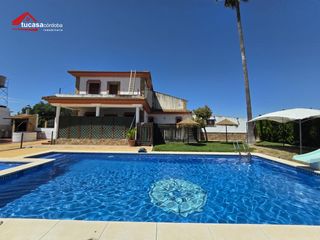 Chalet en Almodóvar del Río. Impresionante chalet con dos viviendas independientes y piscina