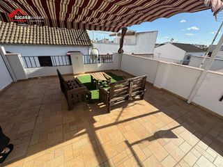 House in El Higuerón. Casa con patio y gran terraza con pérgola en el higuerón  3 plan