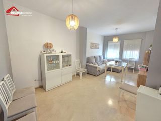 Casa adossada a Guadalcázar. Adosado de dos plantas con azotea privada, parking y trastero en