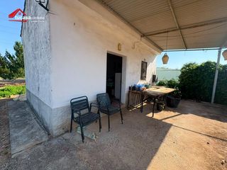 Masía en Villarrubia. Finca rústica de 2.504 m2 con luz, agua y chimenea en crta. palm