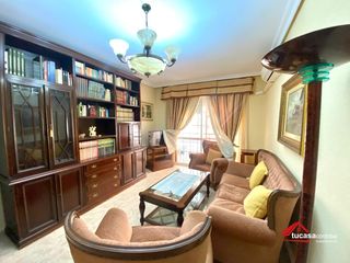 Etagenwohnung in Sta. Marina - San Andrés - San Pablo - San Lorenzo. Piso con terraza y ascensor en avda. de barcelona