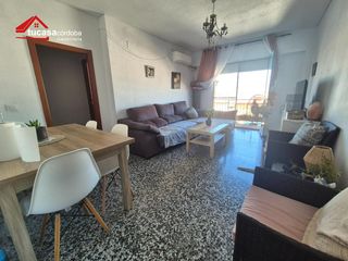 Pis a Viñuela - Rescatado. Piso en esquina con gran terraza y vistas despejadas en avenida
