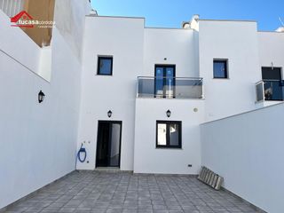 Casa adossada a Villarrubia. Obra nueva exclusivo adosado de 236 m2 en villarrubia  patio de