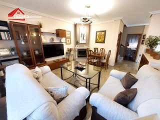 Casa in Ciudad Jardín - Zoco. Exclusiva casa con cochera y patio de 50 m2 frente al open arena