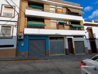 Geschäftsraum in Fernán - Núñez. Amplio local comercial con patio y piscina en fernánnúñez
