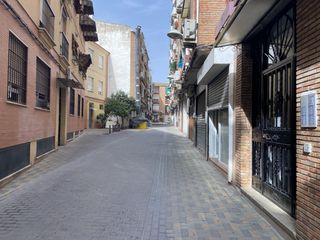 Local Comercial  Pasaje escritor pérez de rivas. Local comercial junto entre av. barcelona y av. libia