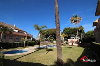 Pis a Costabella. Tu rincón en marbella terraza, piscina y zonas verdes