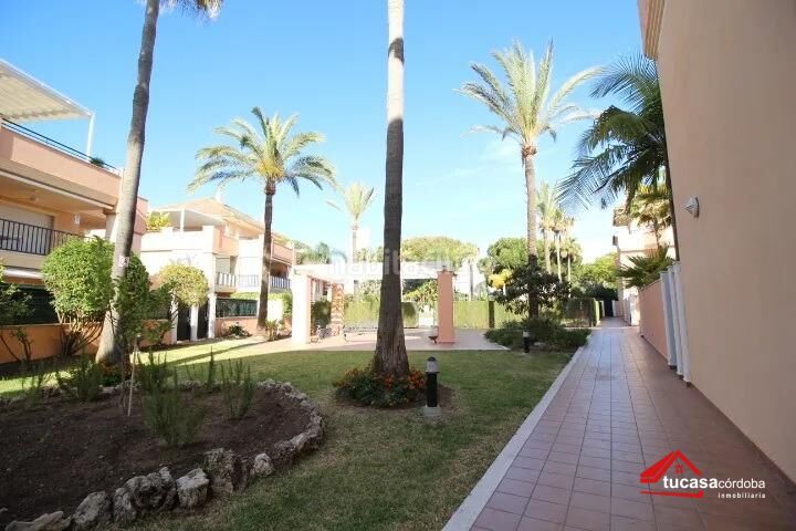 Foto f8151460-2a0d-4614-bd3e-6c43294f3a48. Pis amb aparcament piscina a Costabella Marbella