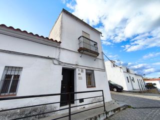 Casa in Calle segunda 103. Oportunidad en cazalla. vivienda en esquina y con salida y luces