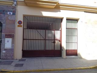 Aparcament cotxe a Avenida de madrid 51. Plaza de garaje subterranea con trastero