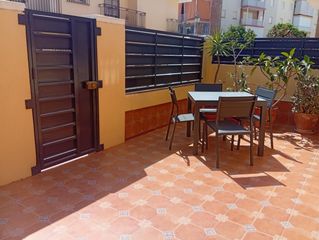 Semi detached house in Playa de la Regla. Espectacular adosado reformado con habitacion en planta baja