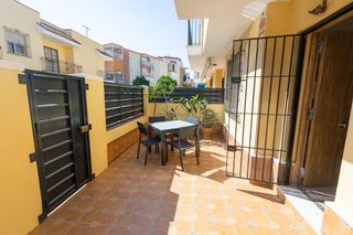 Semi detached house in Playa de la Regla. Espectacular adosado reformado con habitacion en planta baja