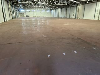 Nau industrial a Distrito Zeta - Recinto Ferial Cortijo de Torres. Nave totalmente diafna en el centro poligono san luis