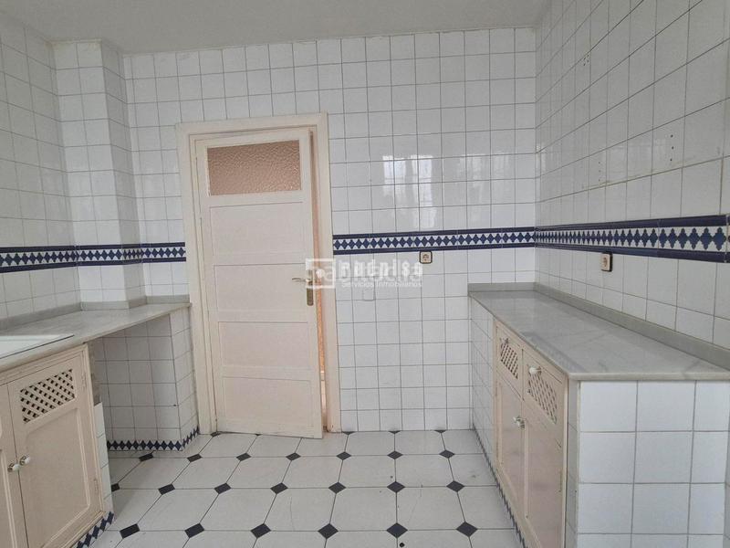 Foto f12fd6e3-9e62-48ae-89c9-d72a0a170621. Flat with terrace in Los Remedios Sevilla