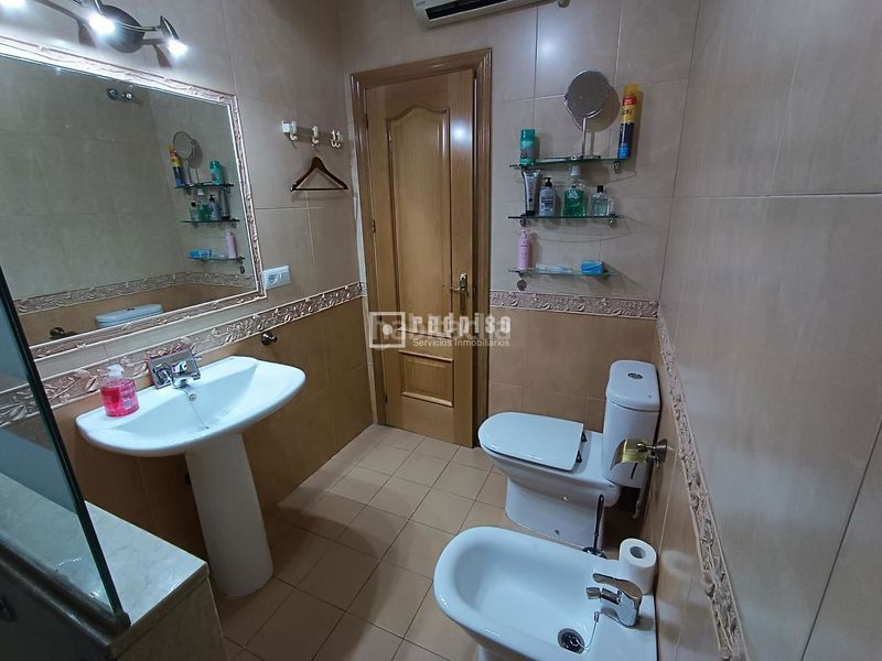 Foto 3462001c-b773-417e-898c-f7302bdfd9a8. Casa amb aparcament a Triana Este Sevilla