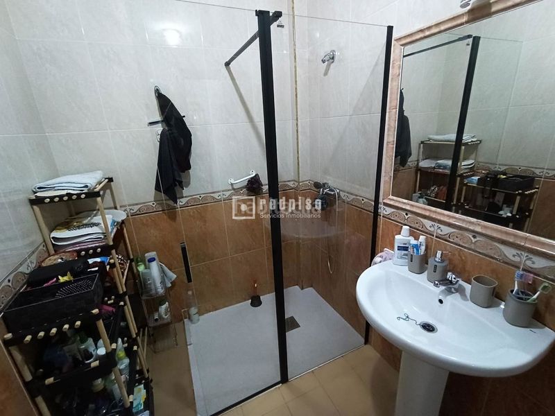 Foto a28b6d5d-0f9d-4364-836f-4c551b881655. Casa amb aparcament a Triana Este Sevilla