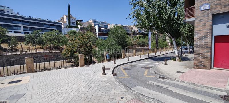 Foto bca8d9c9-a04a-41fc-99d1-1f6f8ec886fd. Piso  con tres dormitorios en zona peatonal junto al rio genil en Granada